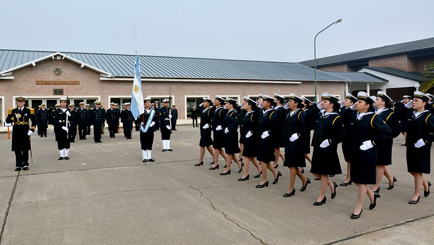 Entrega de uniformes y juramento de fidelidad a la Bandera en la ESSA