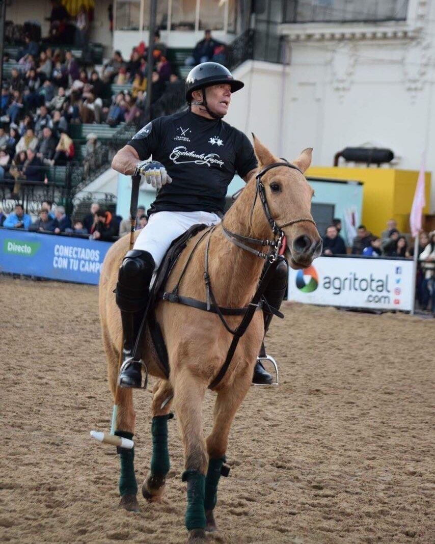 Fernando Burlando durante un partido de polo.