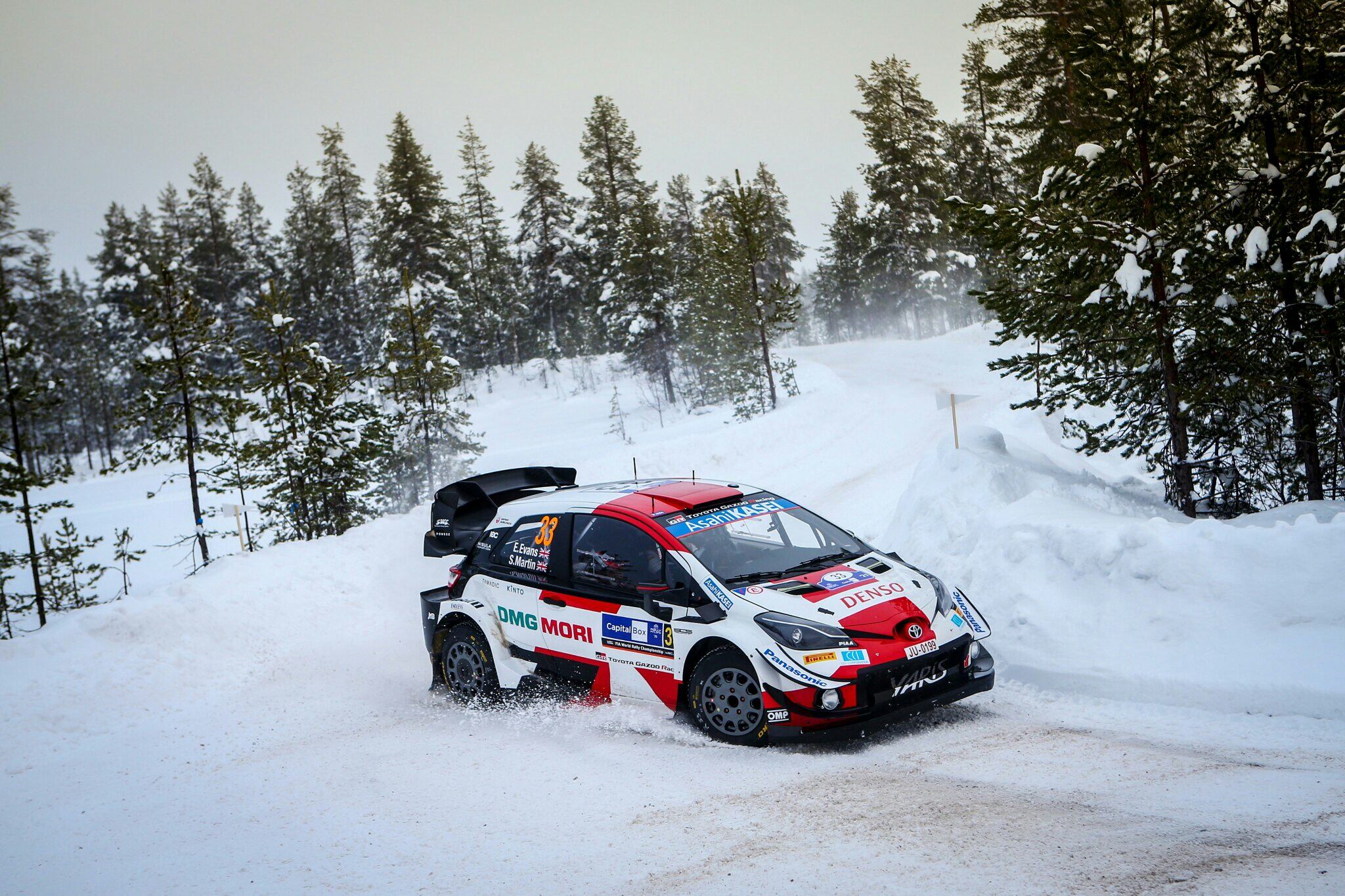 Toyota manda en el campeonato de Constructores, sobre Hyundai y Ford. En la foto, el británico Elfyn Evans, que finalizó quinto, detrás del norirlandés Craig Breen (Hyundai). Sexto fue el nipón Takamoto Katsuta, también con Toyota.