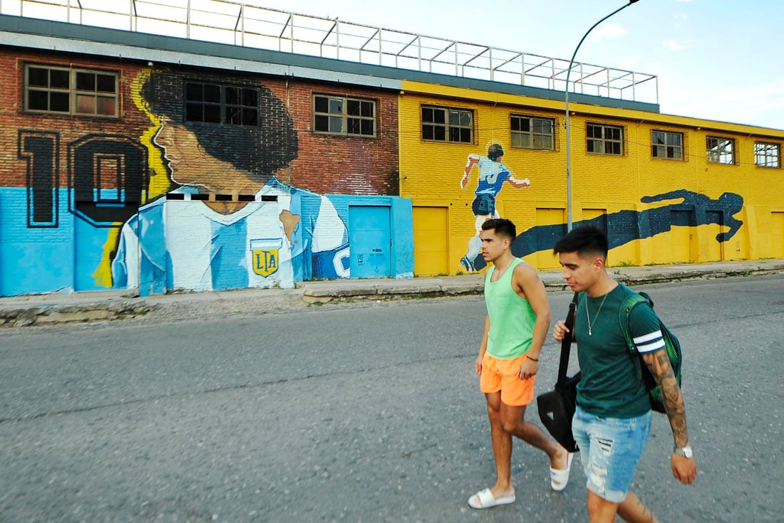 En el aniversario de la muerte de Diego Maradona recorrido fotográfico por los murales que existen en la ciudad de Córdoba 24 noviembre 2021