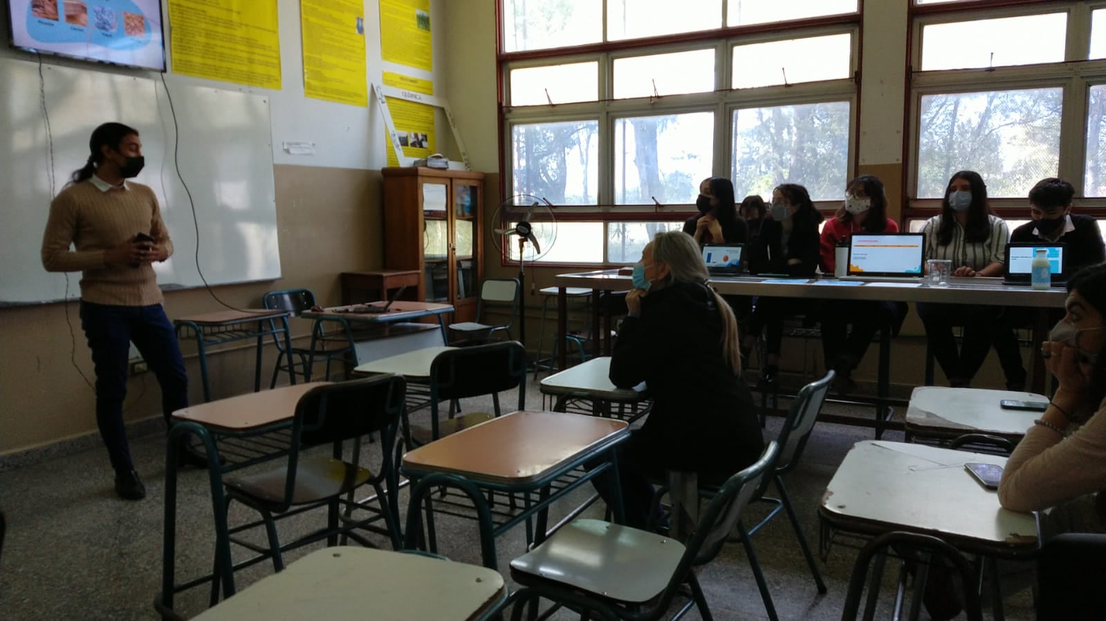 Estudiantes de 7º año de la orientación Técnico Químico junto a la docente Silvina Vizgarra