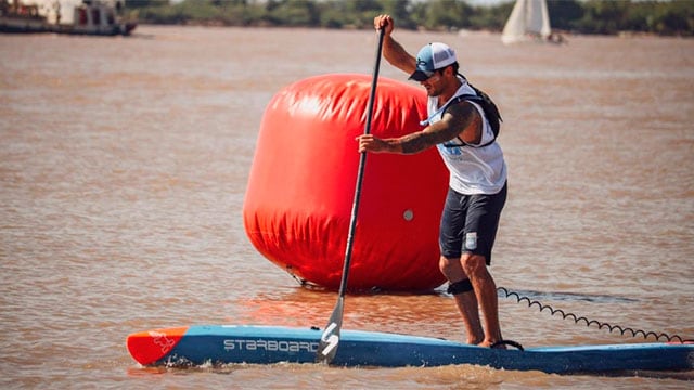 Francisco Giusti, campeón mundial, reacondicionó un sector de la Costanera para levantar su escuela de SUP.