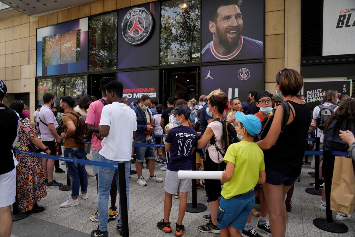 Largas filas en París para comprar la camiseta de Lionel Messi
