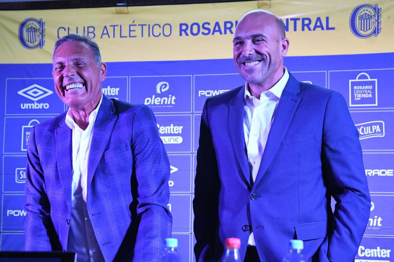 Gonzalo Belloso acompañó a Russo en la presentación oficial.