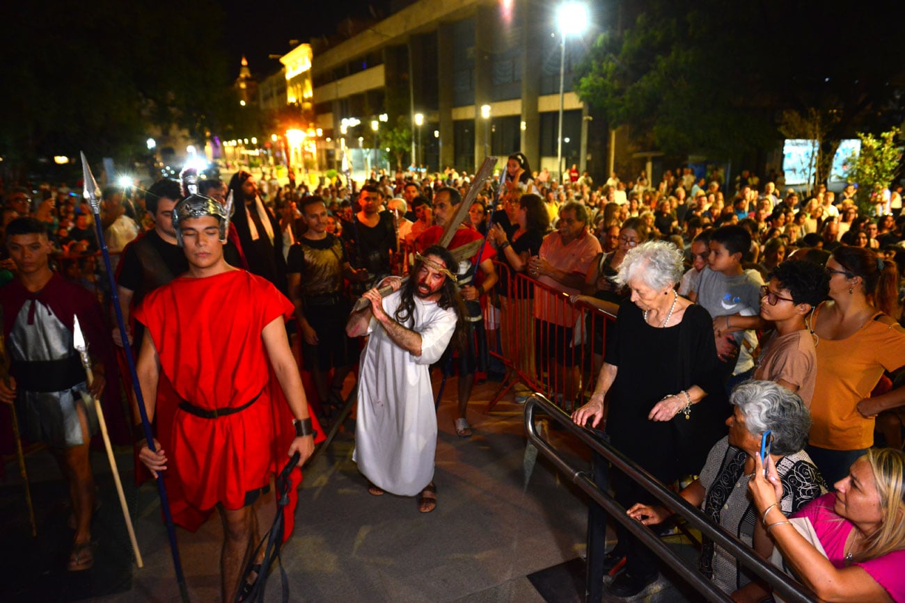 La celebración de la Semana Santa incluyó, como todos los años, el Vía Crucis por las calles de la ciudad con una gran cantidad de público.  (Nicolás Bravo / La Voz)