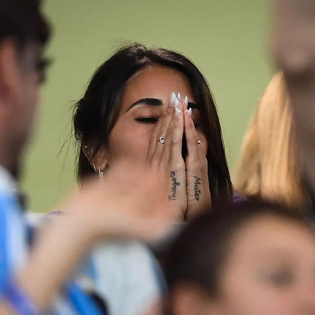 Antonela vivió con intensidad el partido.