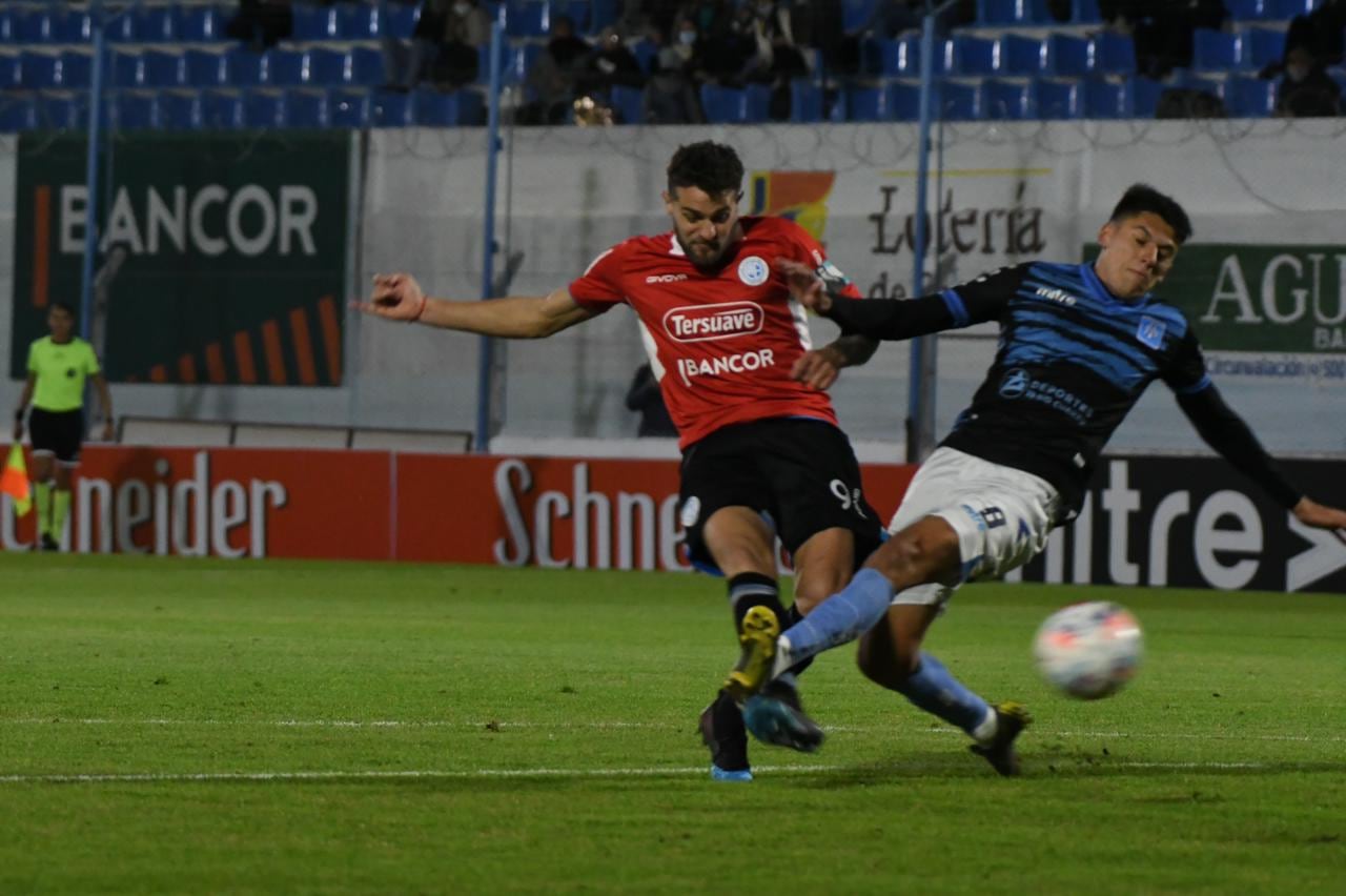 Vegetti tuvo una clarita en el inicio del partido. (Foto: Tomy Fragueiro)