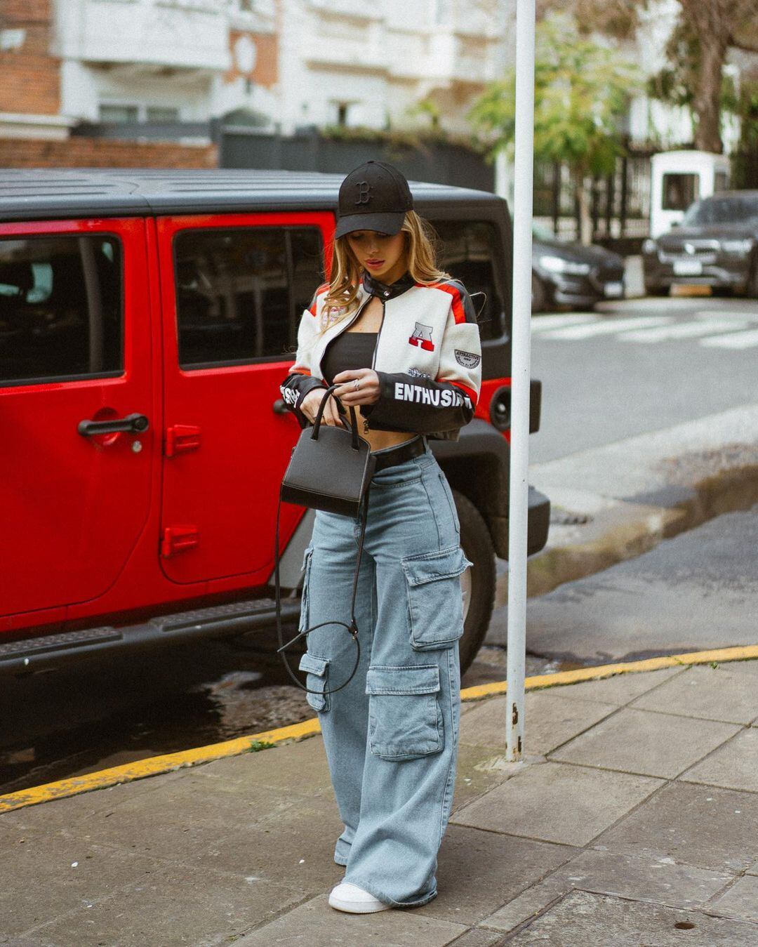 Top negro y pantalón cargo: el look canchero de Romina Malaspina