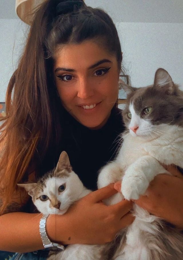 Rocio Goloboff junto a sus mascotas Limón y Almendra.