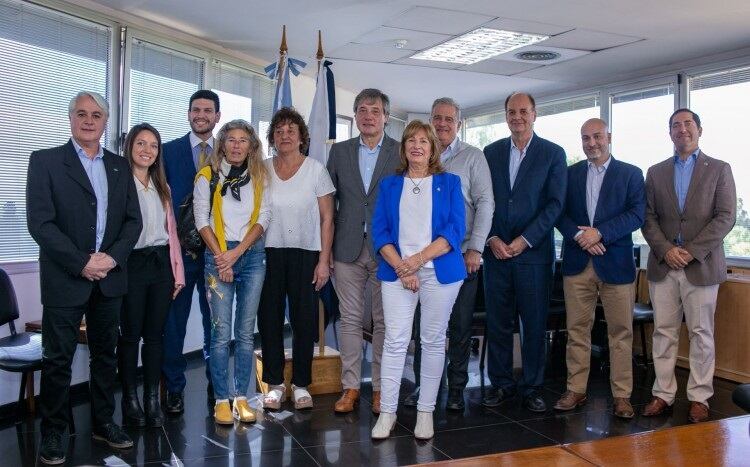 La rectora de la UNCuyo, Esther Sánchez, el director general de ITU, Guillermo Cruz y el presidente del Club Antonio Tomba, Alejandro Chapini.