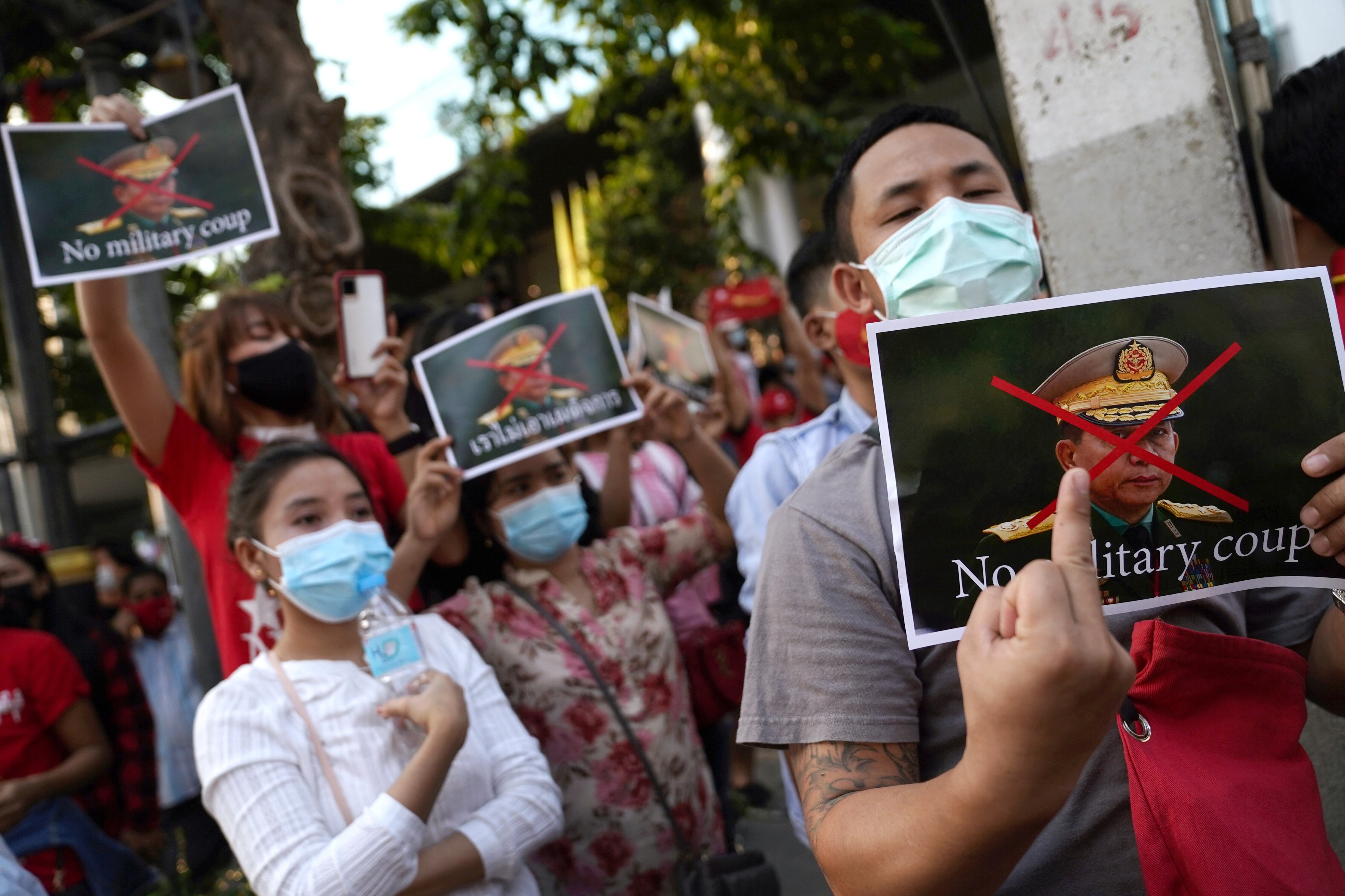 Birmanos se manifiestan en Tailandia con fotos del jefe de las Fuerzas Armadas, Min Aung Hlaing.