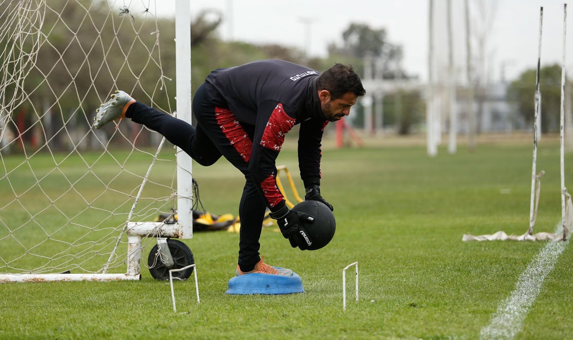 Carranza se entrena como un juvenil de 20 años a sus 41. Sigue vigente, se ganó su lugar entre los 11. (Foto: Prensa Instituto).