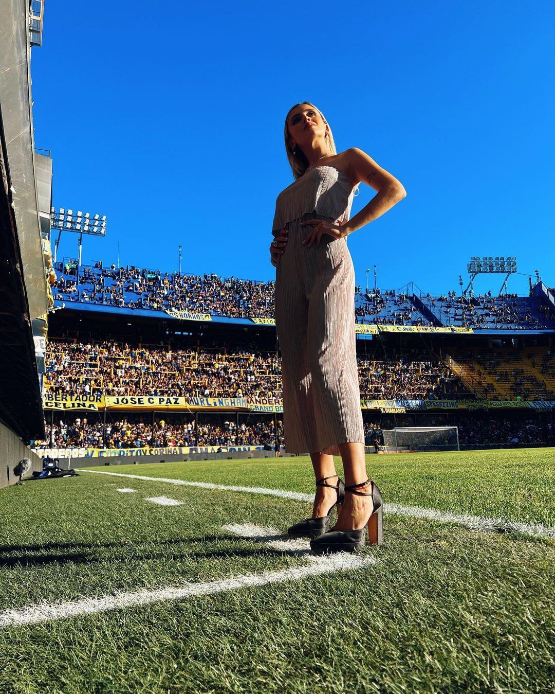 Morena Beltrán lució un look impactante para la cobertura en la Bombonera