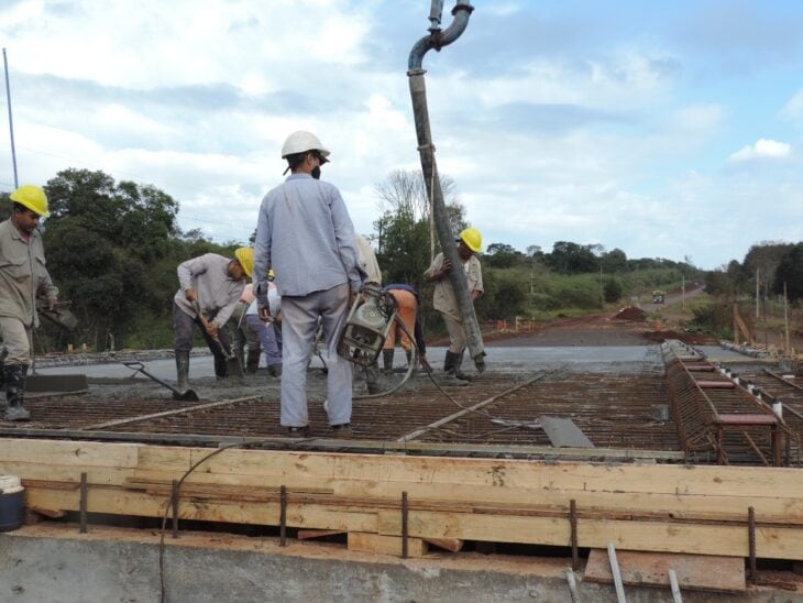 La Dirección Provincial de Vialidad ejecuta el último tramo de la construcción del puente sobre el arroyo Tirica