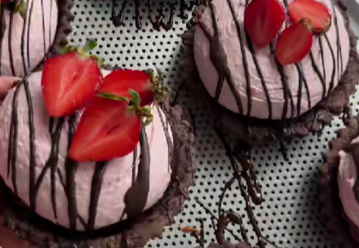 Cómo hacer una refrescante tarta de frambuesa: el postre ideal para la juntada de verano