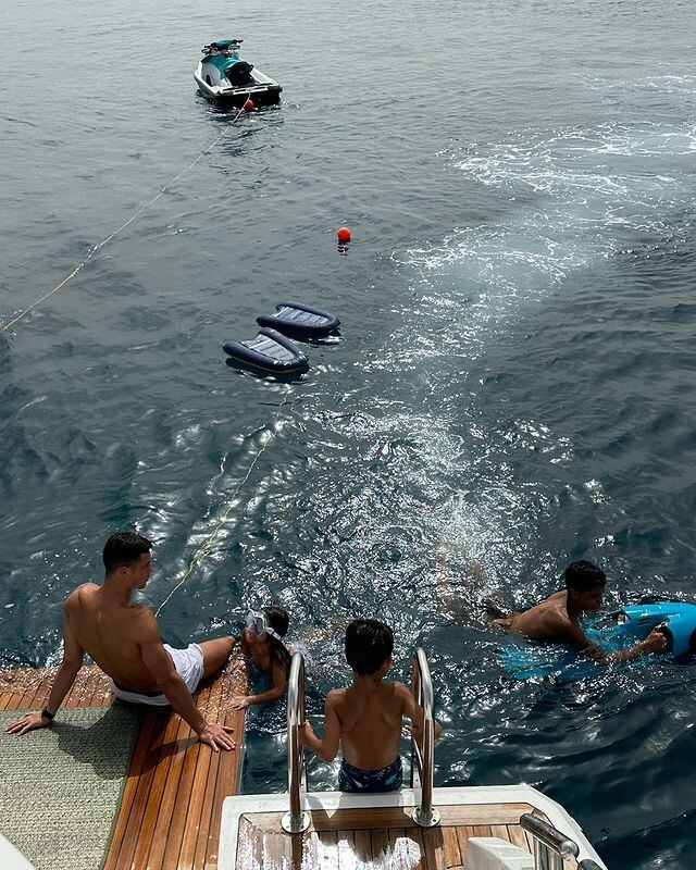 Cristiano Ronaldo y tres de sus hijos disfrutando de las vacaciones en Cerdaña