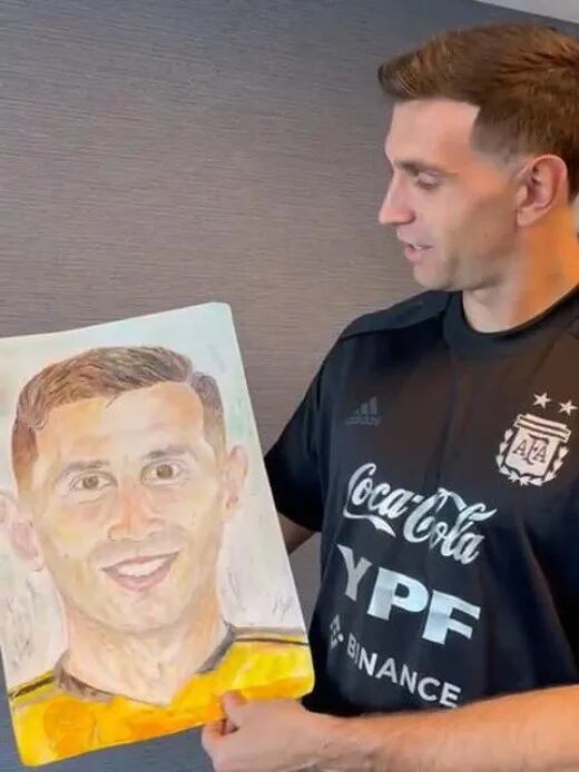 Con un video, el Dibu Martínez agradeció a Agustín Marcet por el retrato que le hizo.