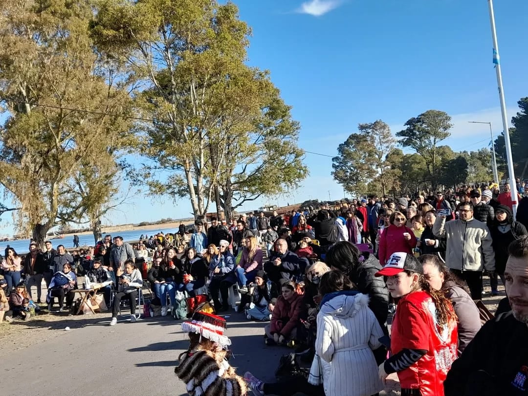 Puerto Rosales estuvo de fiesta con el “Desfile Cívico Militar” y los Shows