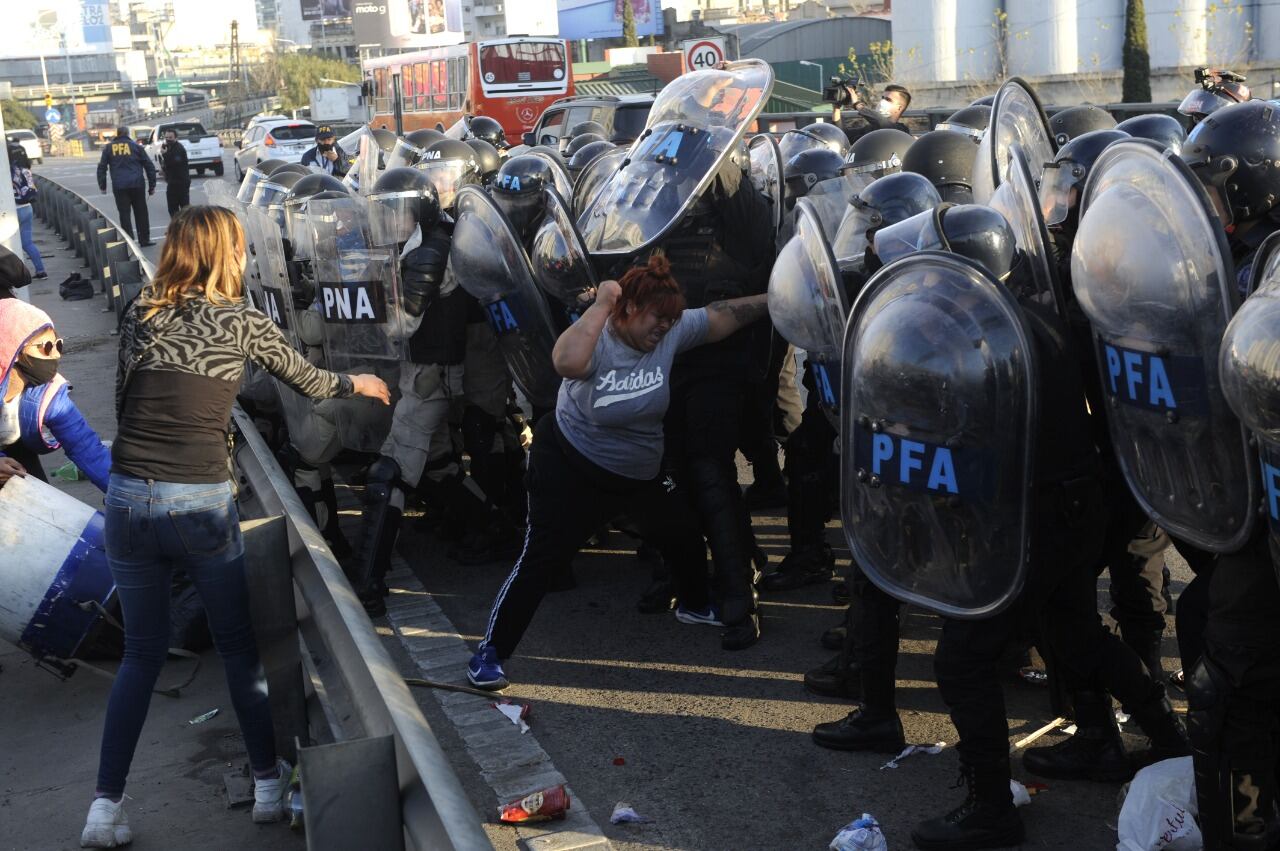 Incidentes en Puente Pueyrredón. (Foto: Clarín)