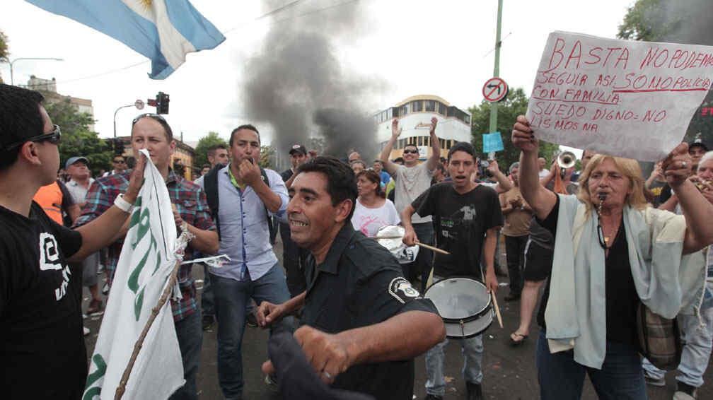 La Bonaerense. Policías y familiares se manifiestan en reclamo de aumentos salariales, en la Capital, La Plata (DyN). 