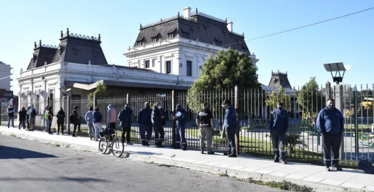 3 horas de cola en el centro de hisopado del Centro Cultural José La Vía de San Luis