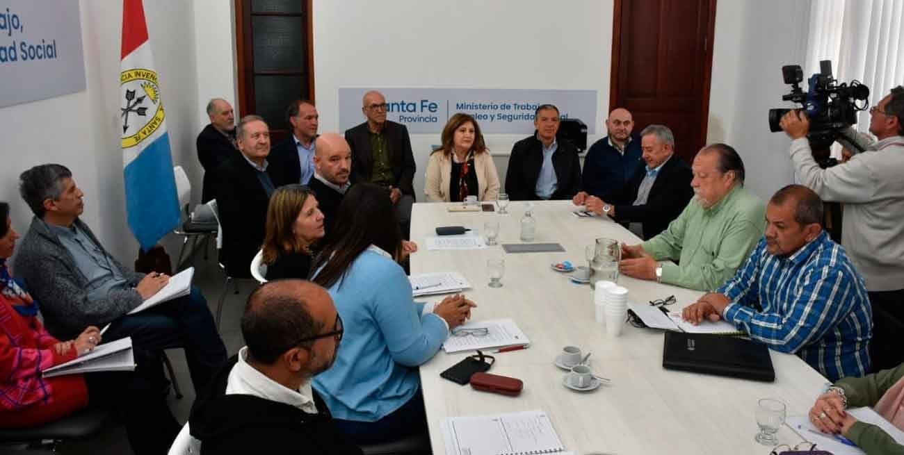 El gremio de los docentes aguardan por una respuesta para el lunes próximo.