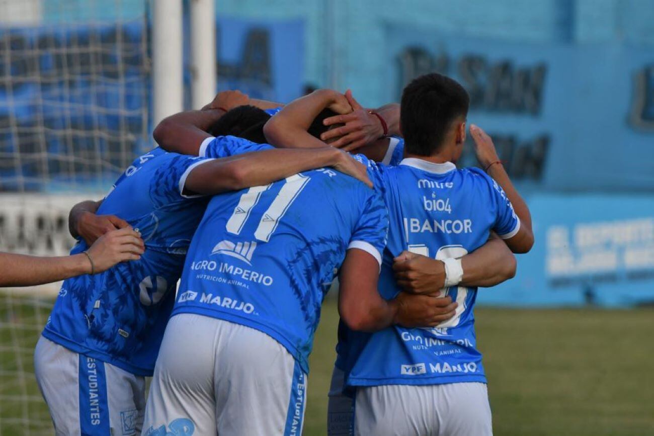 Estudiantes de Río Cuarto se enfrenta ante Club Mitre de Santiago del Estero en el arranque del Reducido de la Primera Nacional. (Tomás Fragueiro / La Voz)