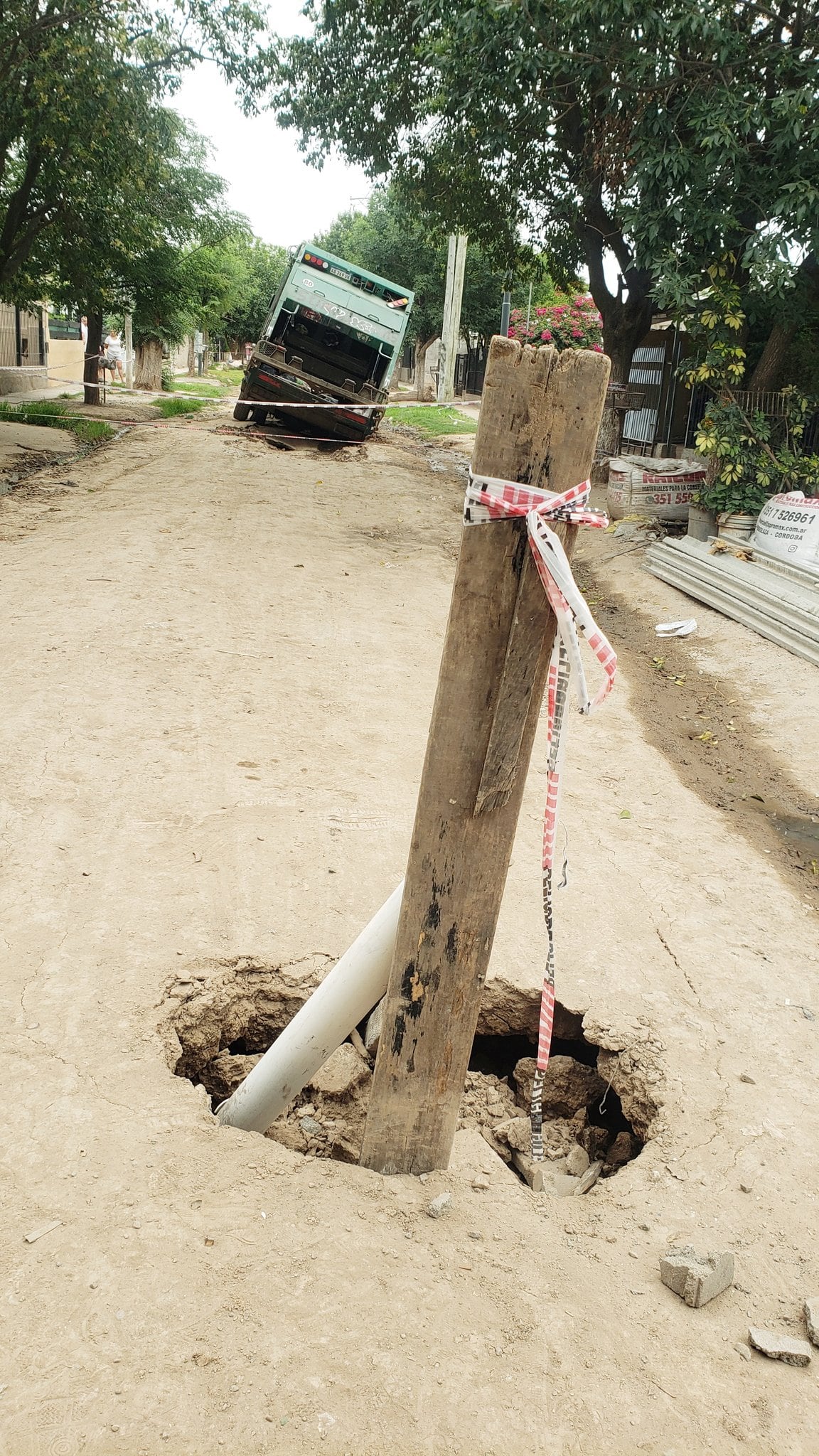 Los vecinos denuncian que una empresa realizó una obra hace cuatro meses, pero no la concluyó bien.