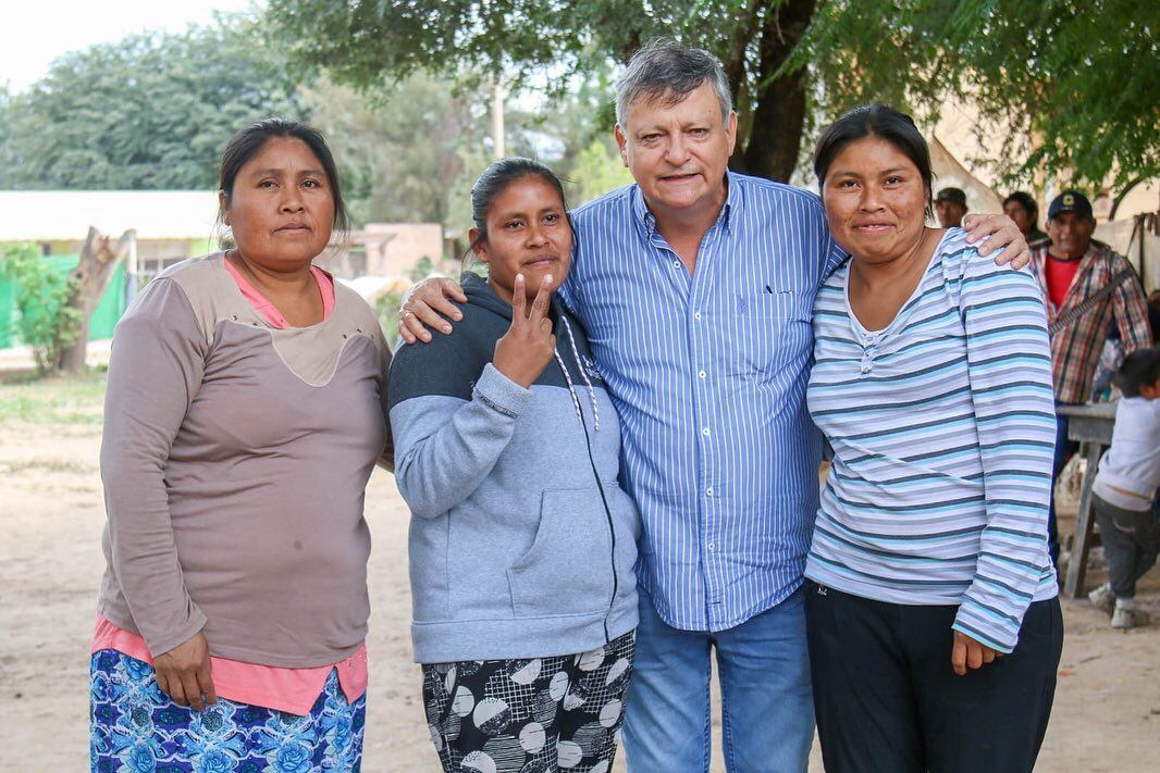 El precandidato a gobernador, Domingo Peppo, junto a los ciudadanos de la provincia del Chaco.