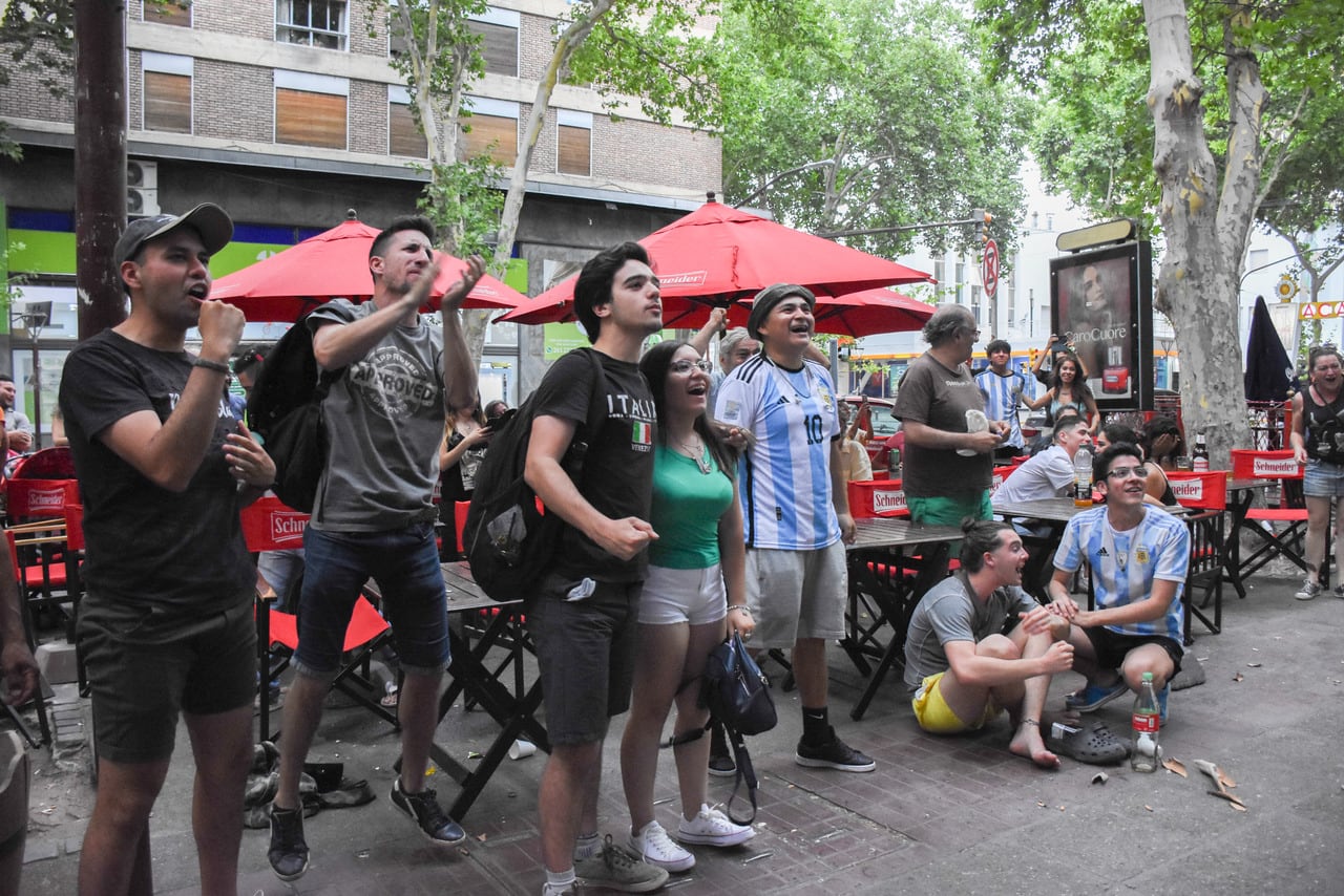 El centro de Mendoza se vistio de celeste y blanco para festejas el 2 a 0 de Argentinas  vs Mexico.