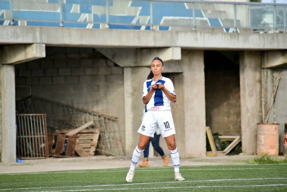 Betina celebrando su penal en la final de la Copa Córdoba ante Belgrano (ETM)