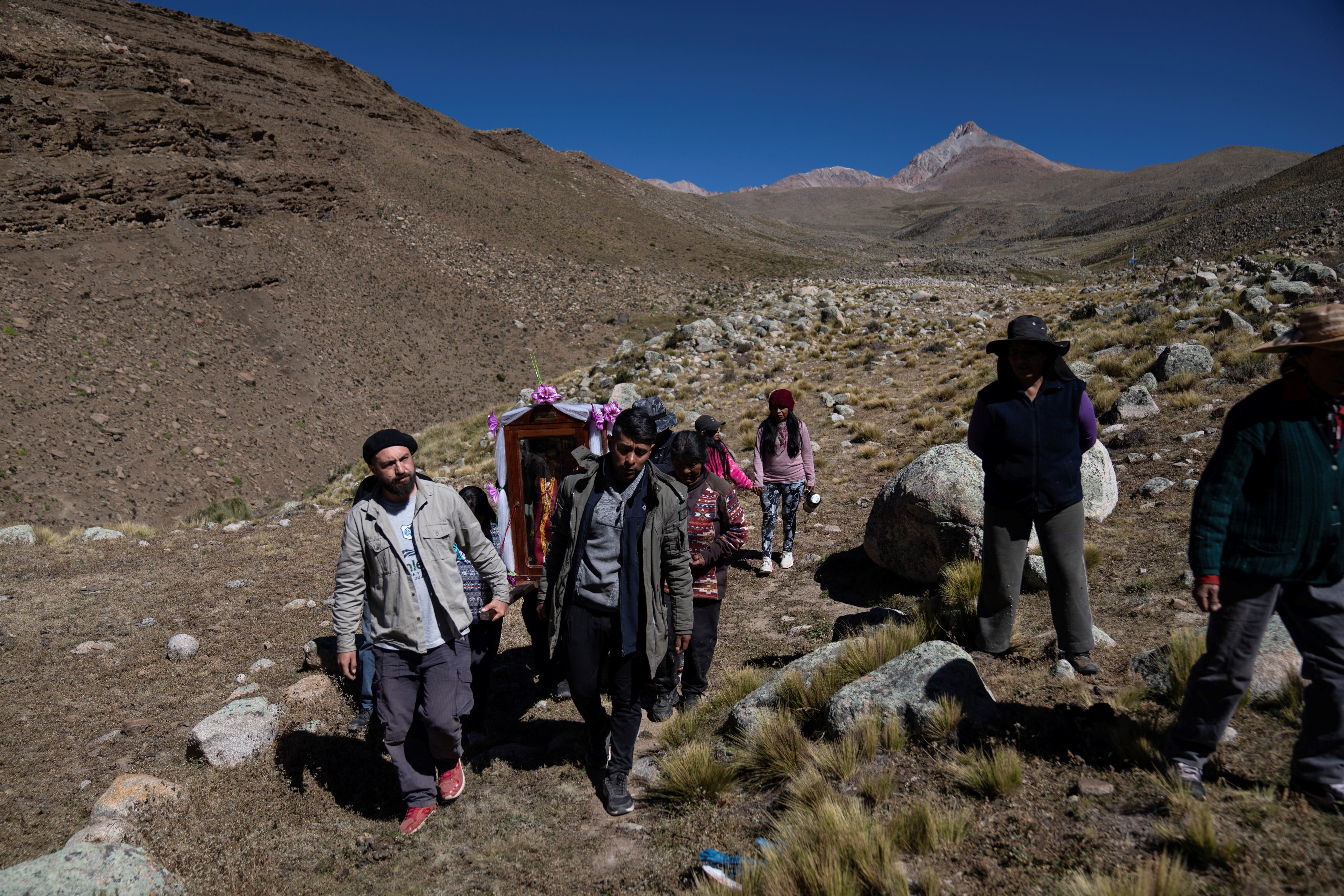 Invitado especialmente por la comunidad, el doctor Fusaro participa en la procesión religiosa anual en honor a Justo Juez, en el paraje Despensa, en el interior jujeño.