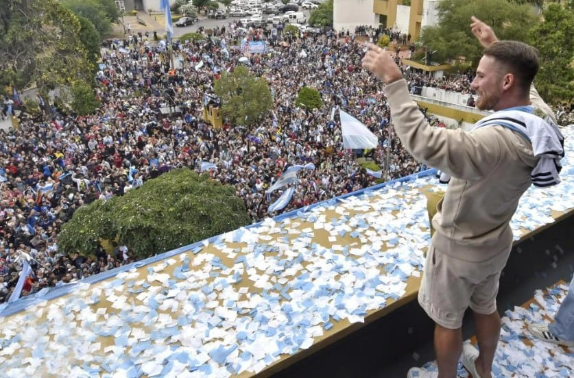 Alexis Mac Allister saludó a su gente desde el balcón de Casa de Gobierno en La Pampa.