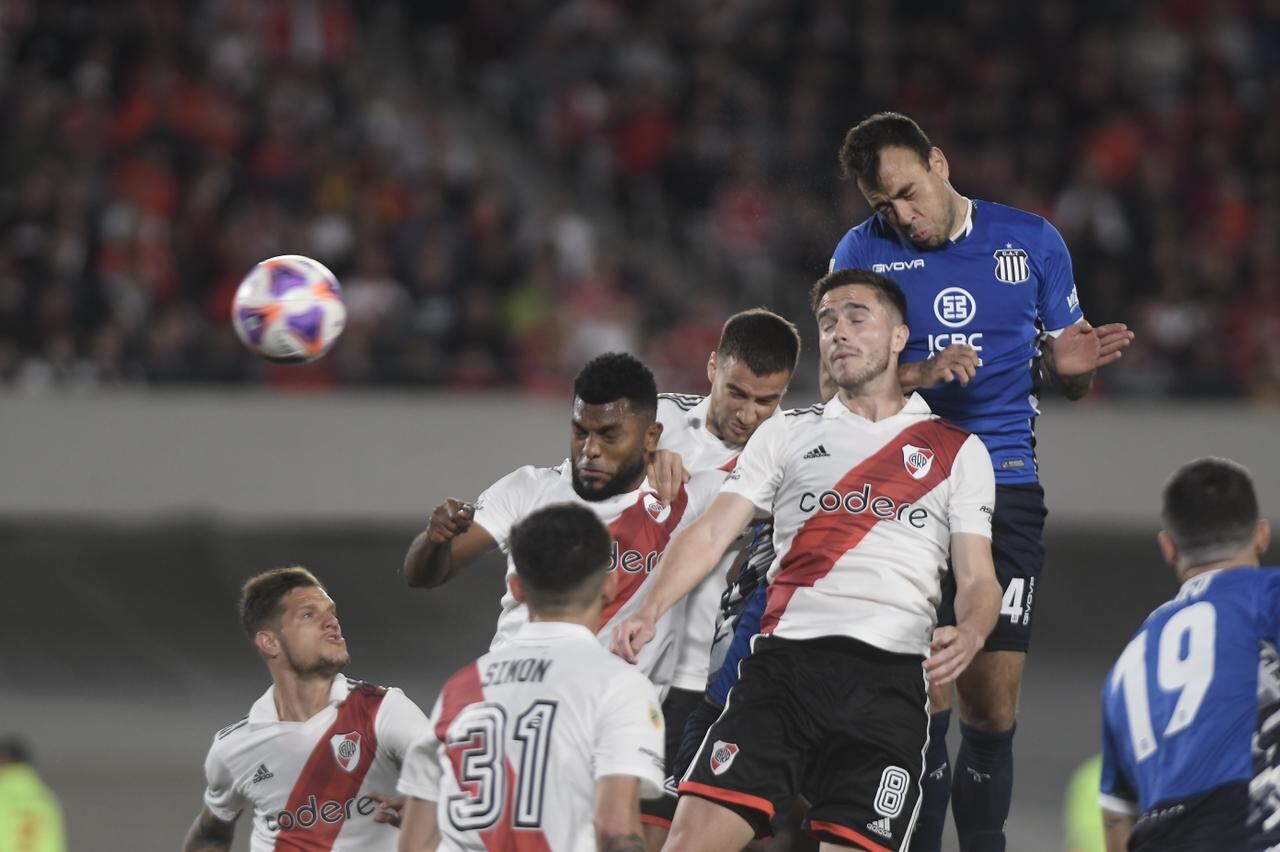 Talleres enfrentando a River en el Monumental (Federico López Claro / La Voz)