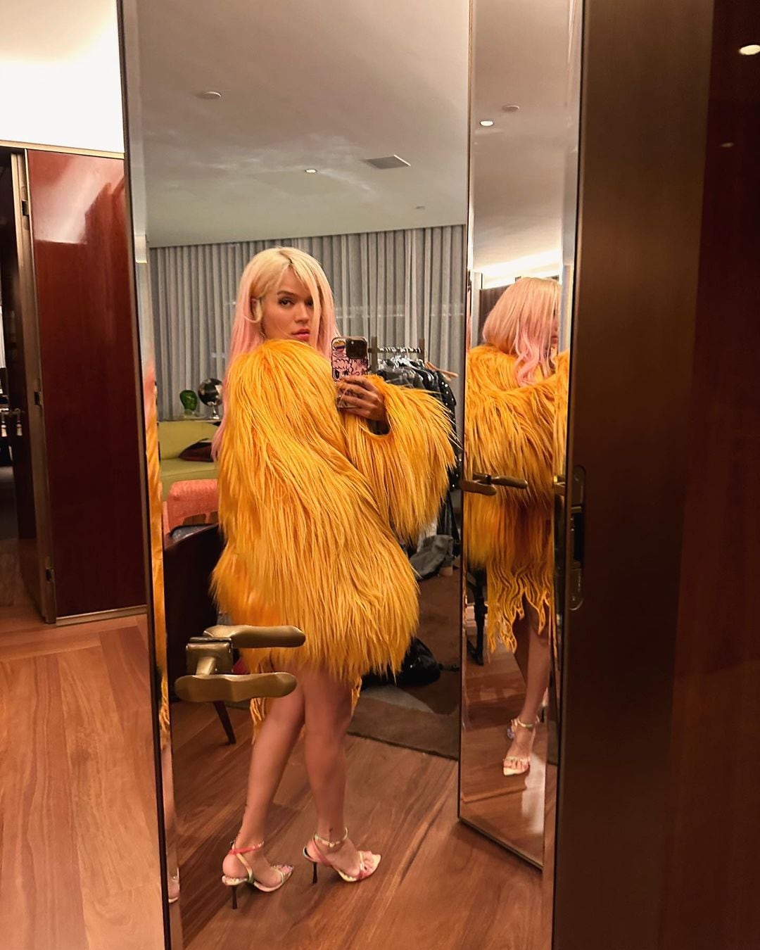 Como una diosa solar, Karol G brilló con un impactante look amarillo