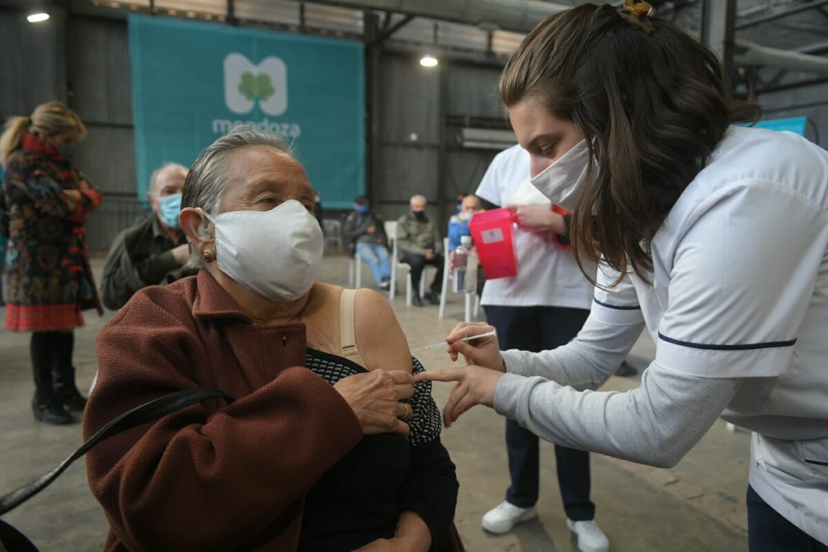 Vacuna Covid-19 Mendoza: habilitaron la combinación de dosis para mayores de 50 años