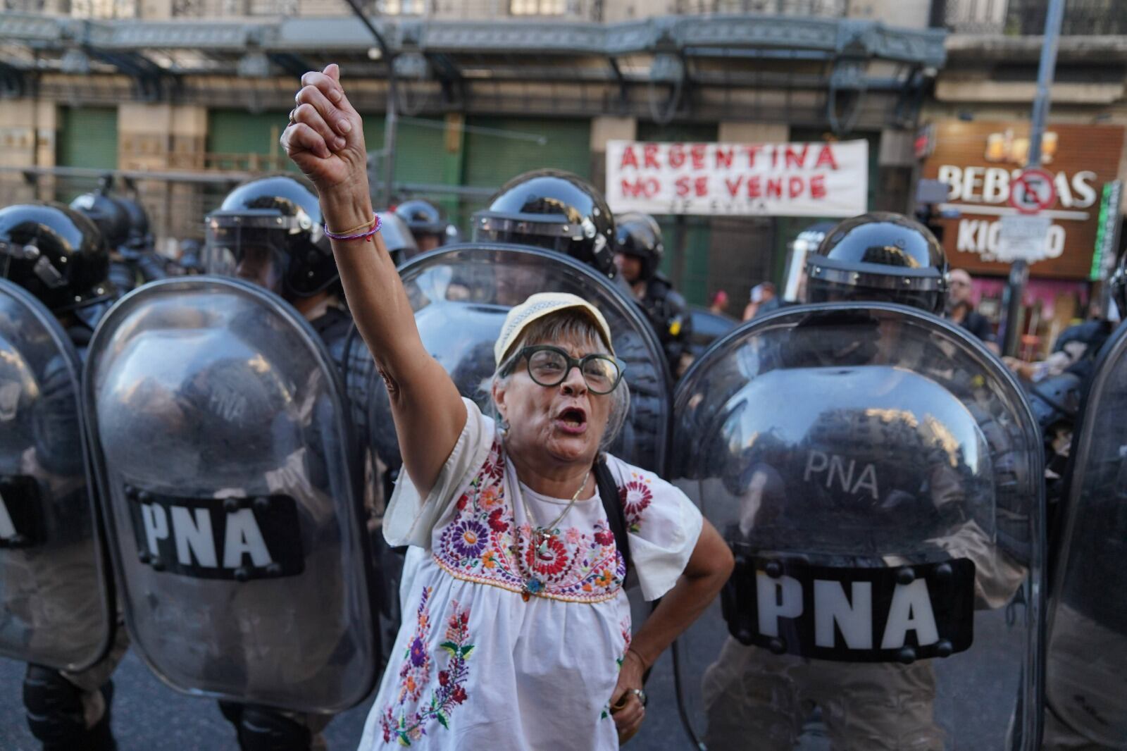 Protestas en las inmediaciones del Congreso mientras se debate la "ley ómnibus". (Gentileza Clarín)