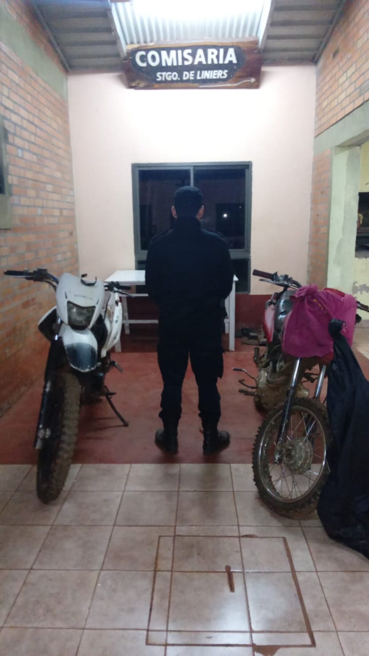 Detienen a un joven y recuperan una motocicleta en Santiago de Liniers