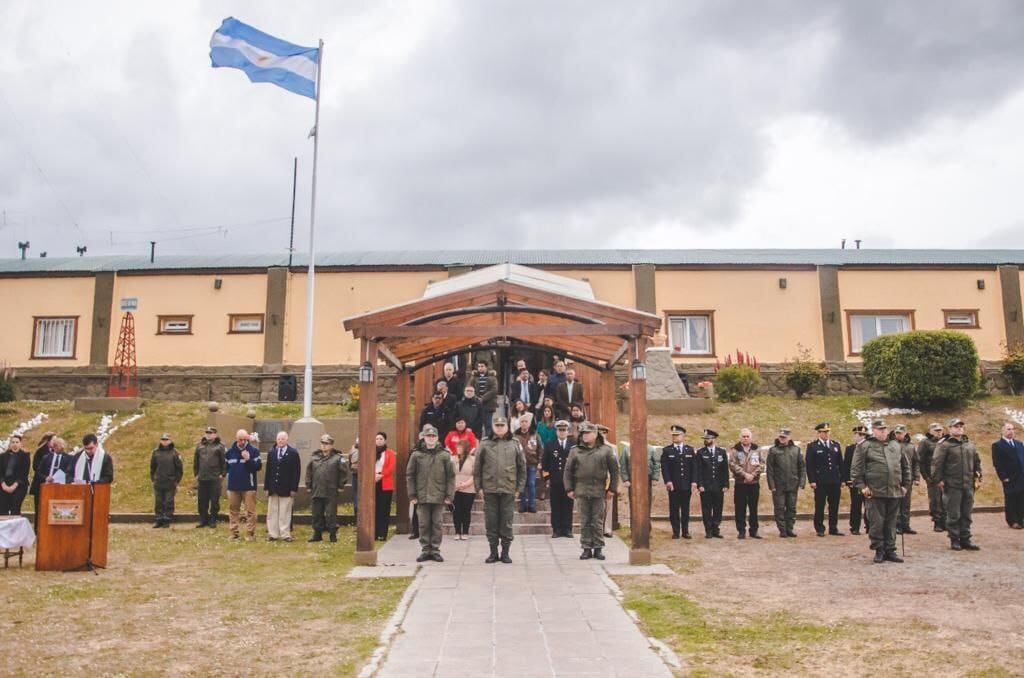 En representación del intendente Walter Vuoto, el jefe de Gabinete de la Municipalidad de Ushuaia, Omar Becerra junto a la secretaria de Gobierno, Yésica Garay, participaron de la ceremonia de puesta en cargo del nuevo jefe de Agrupación XIX Tierra del Fuego, comandante Principal Silvio Ramón Amarilla.