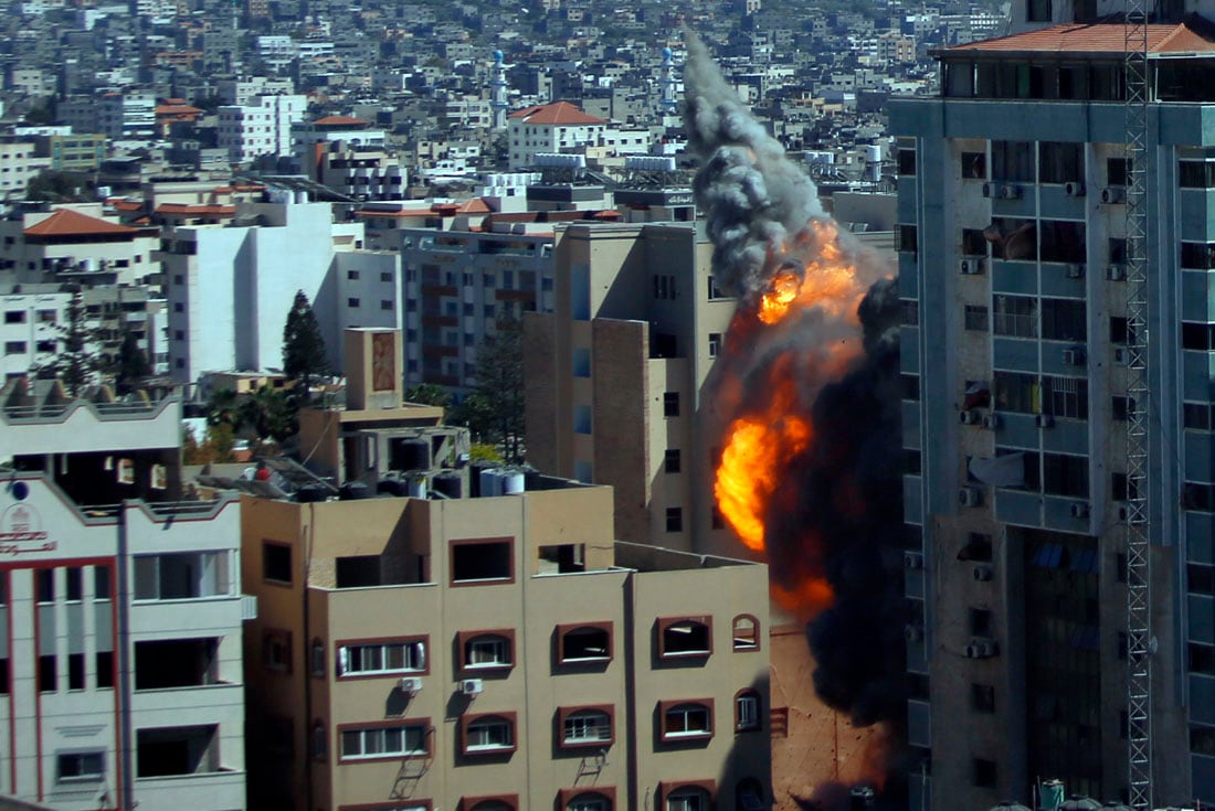 Un ataque aéreo israelí alcanza el edificio donde se encontraban las oficinas de AP, Al-Jazeera y otros departamentos. La explosión se produjo una hora después de que el ejército ordenara la evacuación del edificio. (AP)