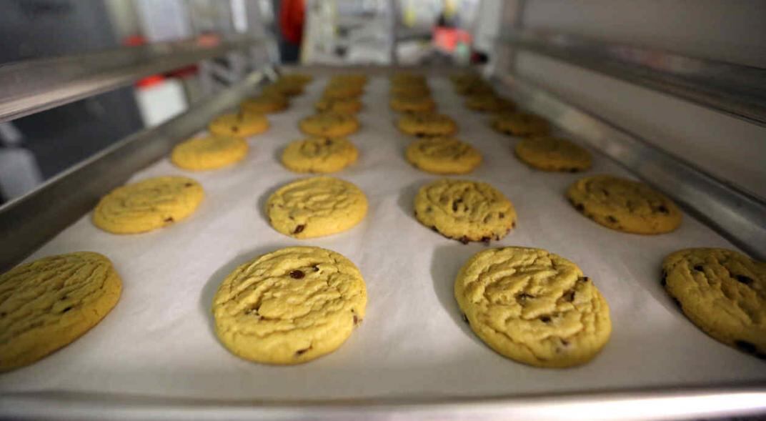 Intolerantes a la lactosa, abstenerse de consumir galletitas dulces con miel , marca “La Española”.