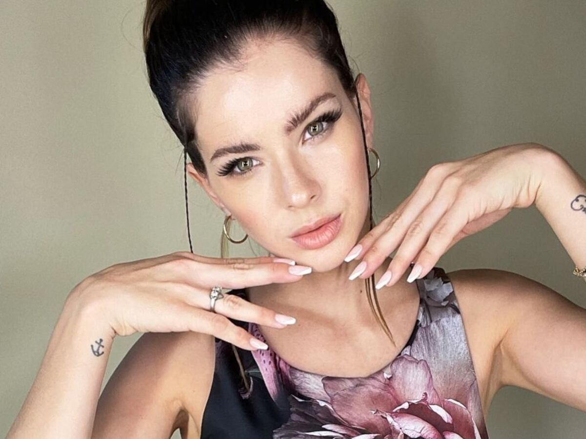 China Suárez conquistó en el festival de San Sebastián con un look Versace: top, leggings y campera