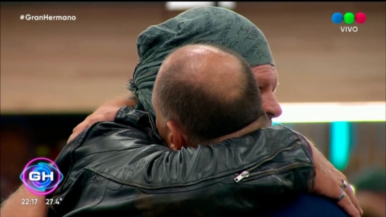 El abrazo de Alfa y Ariel que parecía terminar con el conflicto.