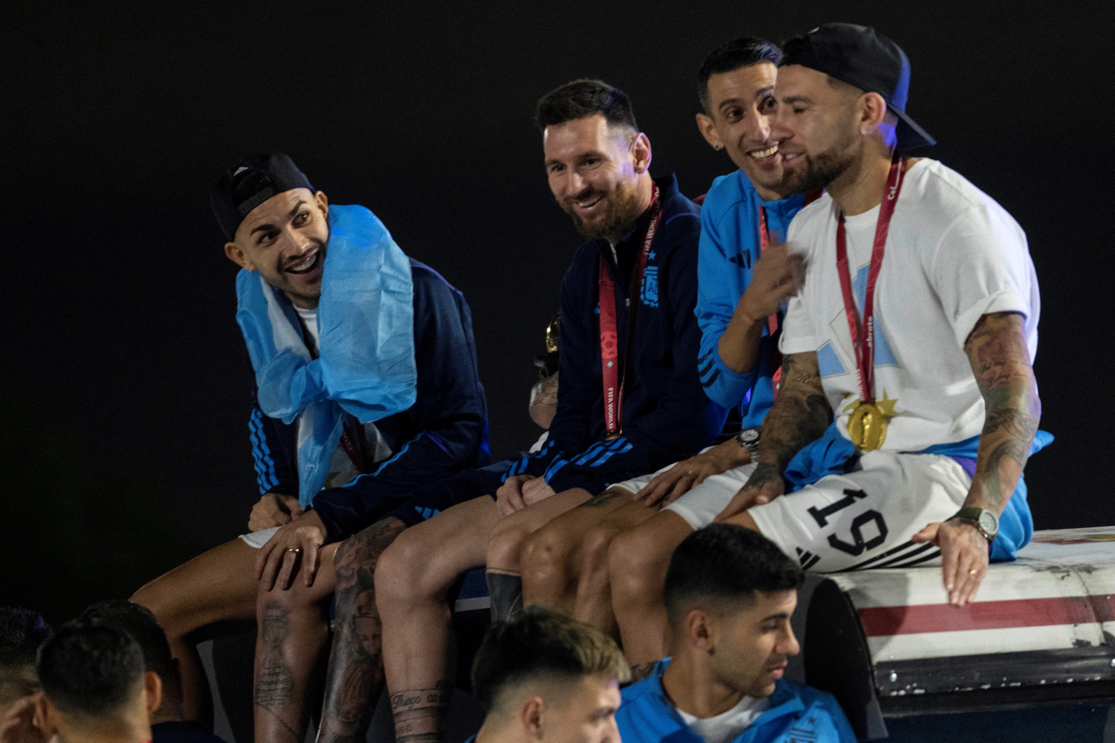 Una multitud recibió a la selección argentina campeona del mundo. (AP)