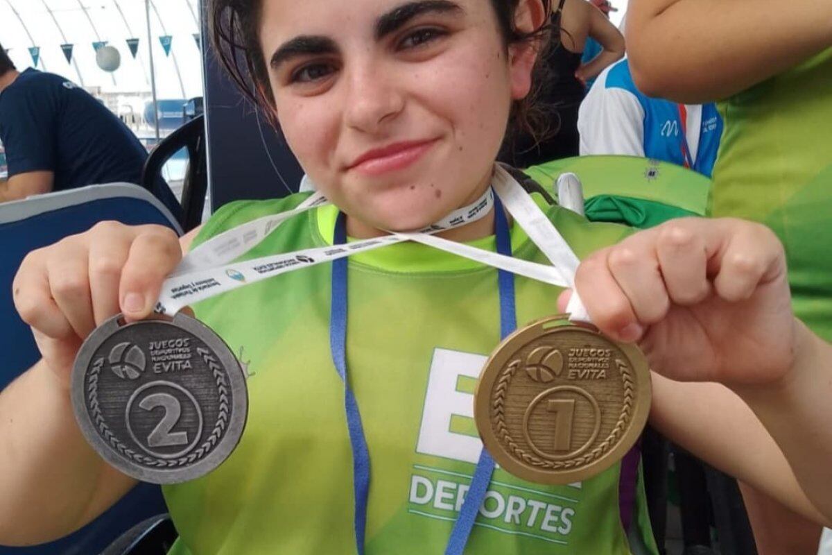 Débora Cepeda, logró la primera medalla de oro para la provincia en los 25 metros espalda y obtuvo tres medallas de plata en las pruebas de 25 y 50 metros libre, y 50 metros espalda.