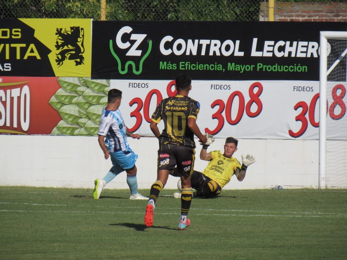 Bieler ya remató y la pelota marcha camino a la red