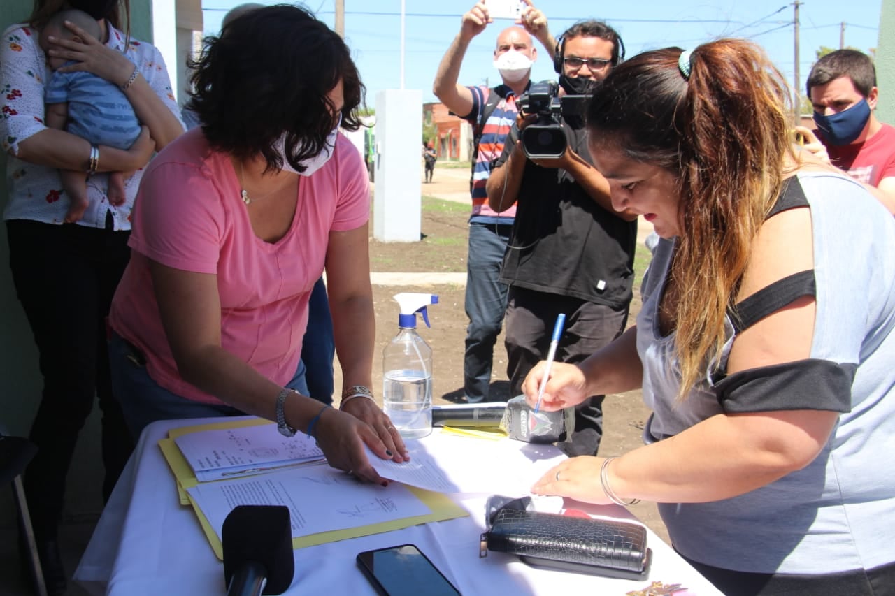 Entrega de cuatro nuevas viviendas en el Barrio Villa Italia en Tres Arroyos