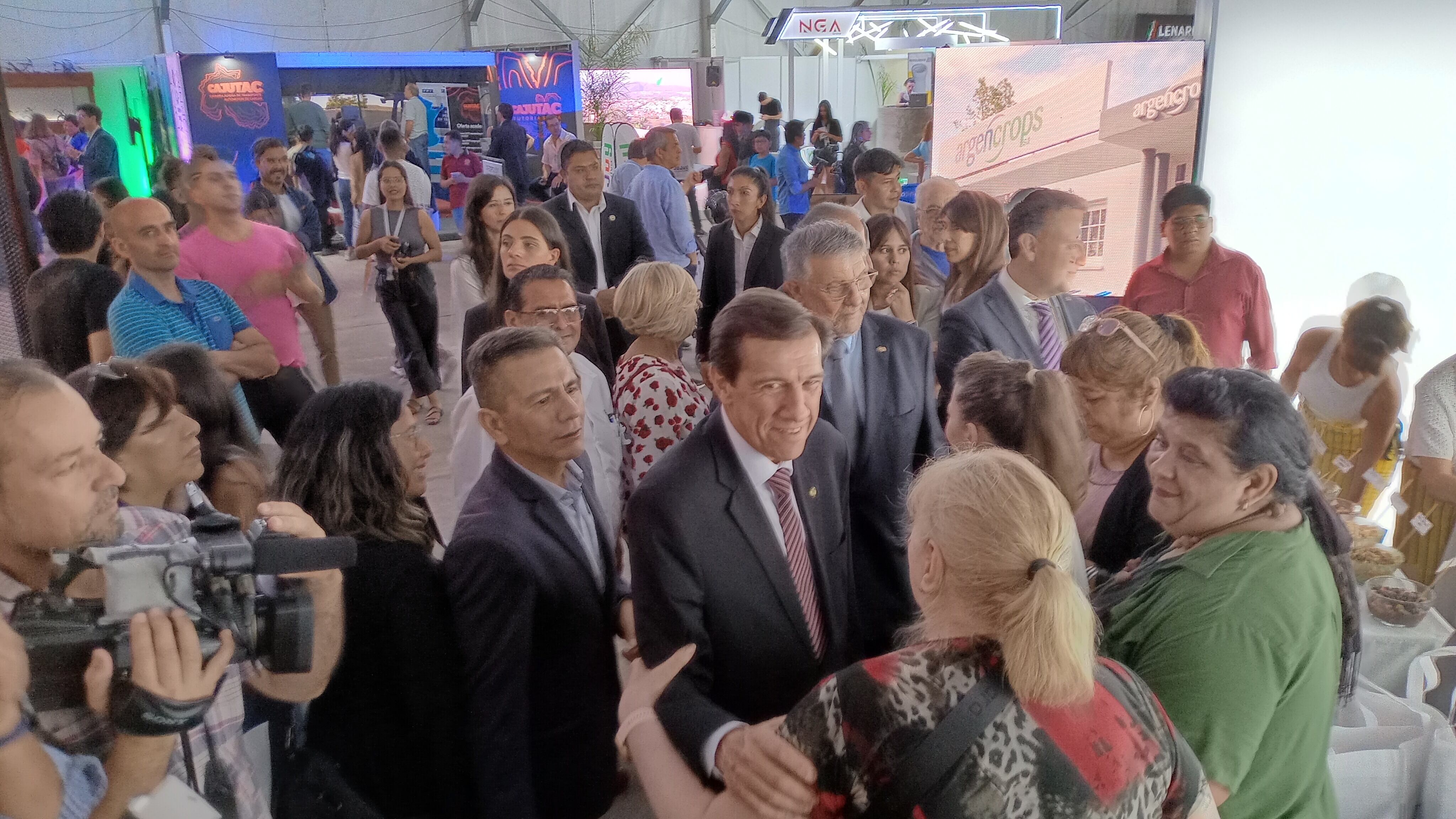 Público que recorría la Expojuy saludando al gobernador Sadir durante su recorrida por los stands, tras el acto inaugural que presidió este sábado en la Ciudad Cultural.