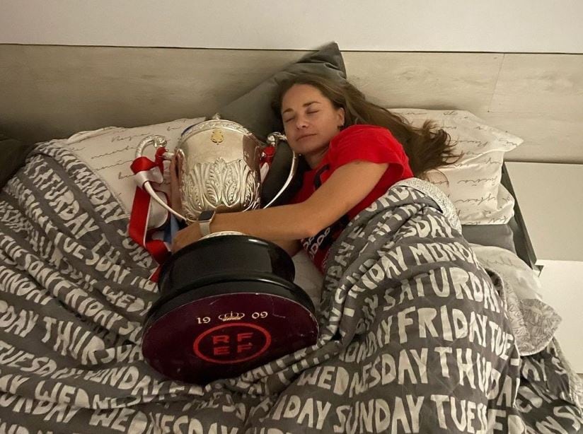 Banini y la foto más esperada. Imitando a Messi con la Copa del Mundo, la mendocina también durmió con su trofeo.