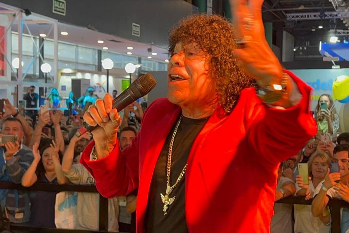 La Mona Jiménez cantó en un vuelo y sorprendió con una declaración sobre Aerolíneas Argentinas